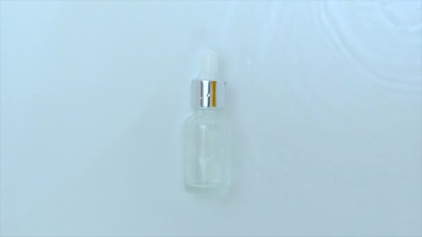 물 위에 있는 병에 화장품을 넣는다. 설루 르 산. — 비디오