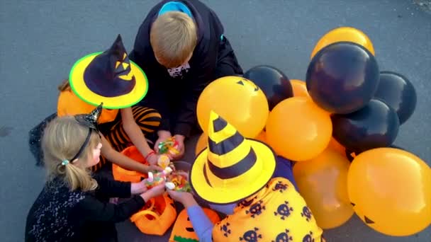 Dzieci w kostiumach świętują Halloween. Skupienie selektywne. — Wideo stockowe