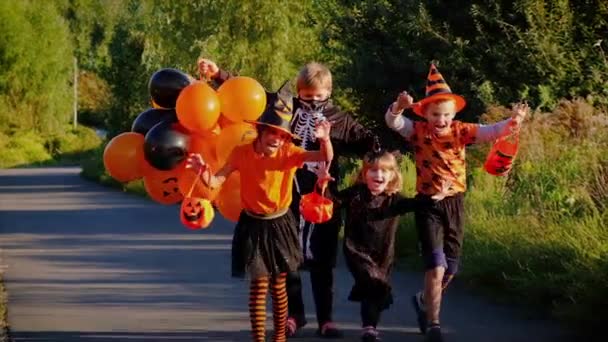 Barn i kostym firar Halloween. Selektiv inriktning. — Stockvideo