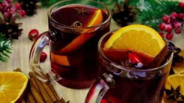 Bardakta şarap, Noel içkisi. Seçici odak.