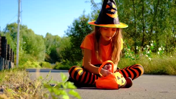 Enfant fille en costume célèbre Halloween. Concentration sélective. — Video