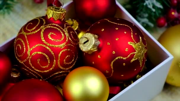 Рождественские украшения для елки. Селективный фокус. — стоковое видео
