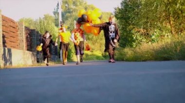 Kostümlü çocuklar Cadılar Bayramı 'nı kutluyorlar. Seçici odak.