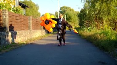 Kostümlü çocuklar Cadılar Bayramı 'nı kutluyorlar. Seçici odak.