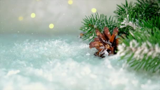 Kerstdecor en vallende sneeuw. Selectieve focus. — Stockvideo