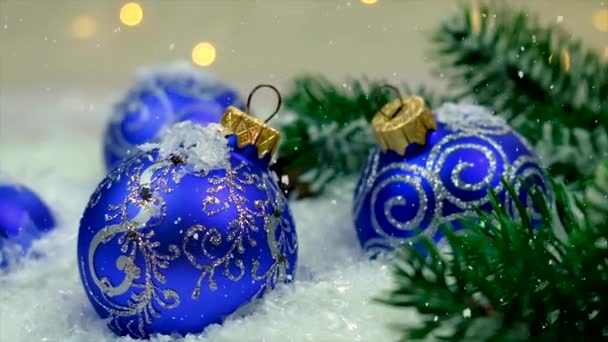 Рождественский декор и падающий снег. Селективный фокус. — стоковое видео