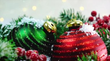 Noel dekoru ve yağan kar. Seçici odak.