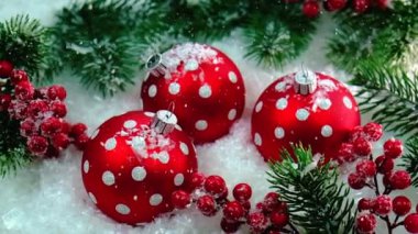 Noel dekoru ve yağan kar. Seçici odak.