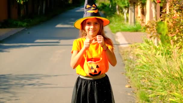 Menina criança no traje celebra Halloween. Foco seletivo. — Vídeo de Stock