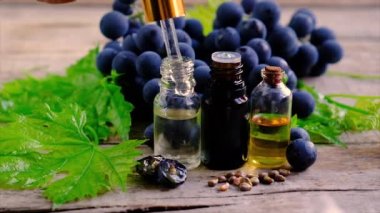Bir şişe üzüm tohumu yağı. Seçici odak.