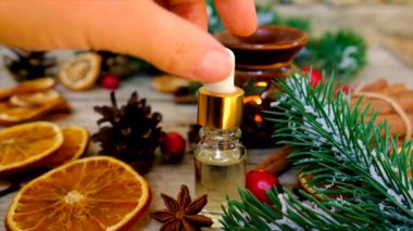Noel yağları şişelerde. Seçici odak.