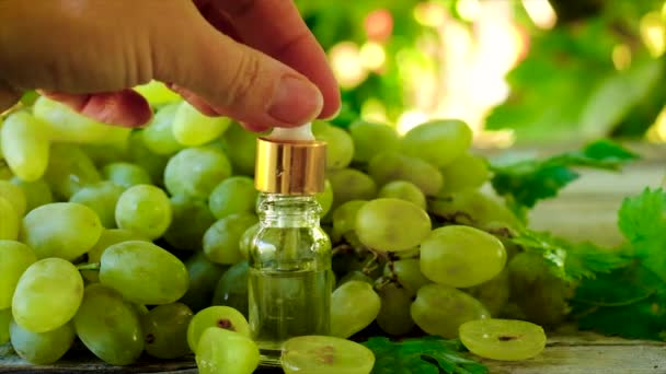 Bottiglia di olio di semi d'uva. Focus selettivo. — Video Stock