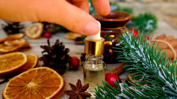 Aceites esenciales de Navidad en botellas. Enfoque selectivo. — Vídeos de Stock