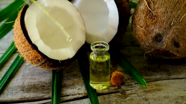 Olio di cocco in bottiglia per trattamenti termali. Focus selettivo. — Video Stock
