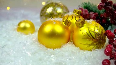 Noel dekoru ve yağan kar. Seçici odak.