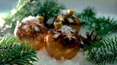 Noel dekoru ve yağan kar. Seçici odak.