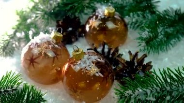 Noel dekoru ve yağan kar. Seçici odak.