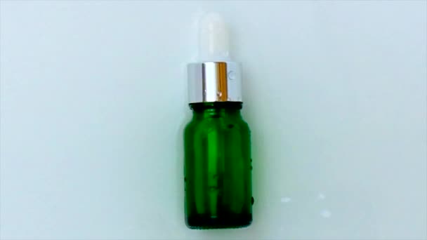 Cosmetica in een fles op een waterachtergrond. Hyaluronzuur. — Stockvideo