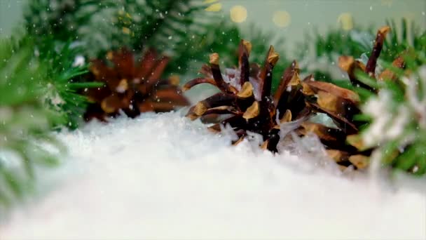 Wystrój świąteczny i spadający śnieg. Skupienie selektywne. — Wideo stockowe