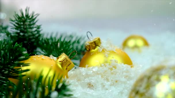 Weihnachtsdekoration und fallender Schnee. Selektiver Fokus. — Stockvideo
