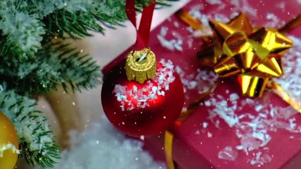 Weihnachtsdekoration und fallender Schnee. Selektiver Fokus. — Stockvideo