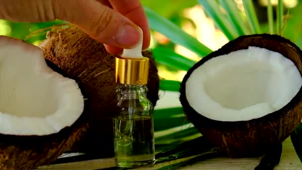 Aceite de coco en una botella para tratamientos de spa. Enfoque selectivo. — Vídeos de Stock