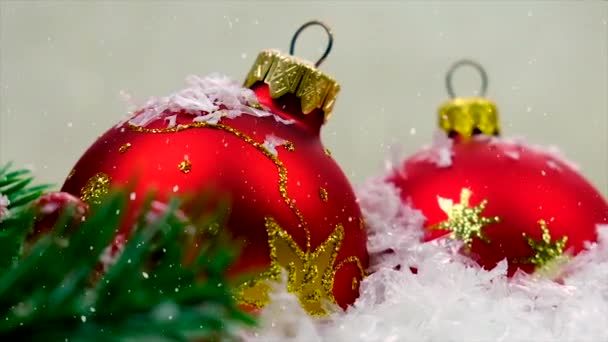 Χριστουγεννιάτικη διακόσμηση και χιόνι που πέφτει. Επιλεκτική εστίαση. — Αρχείο Βίντεο