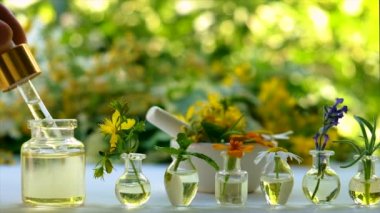 Şişe içinde tıbbi bitkiler. Seçici odak.