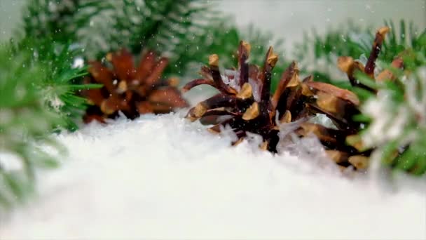 Kerstdecor en vallende sneeuw. Selectieve focus. — Stockvideo