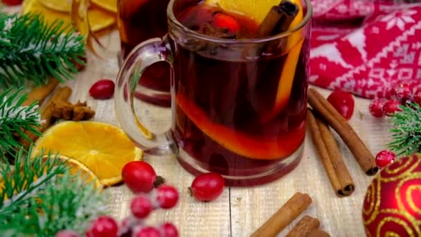 Vino caliente en una taza, bebida de Navidad. Enfoque selectivo. — Vídeos de Stock