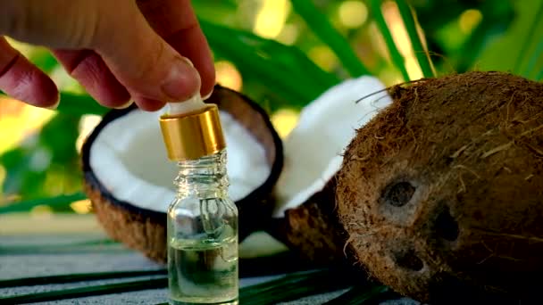 Olio di cocco in bottiglia per trattamenti termali. Focus selettivo. — Video Stock