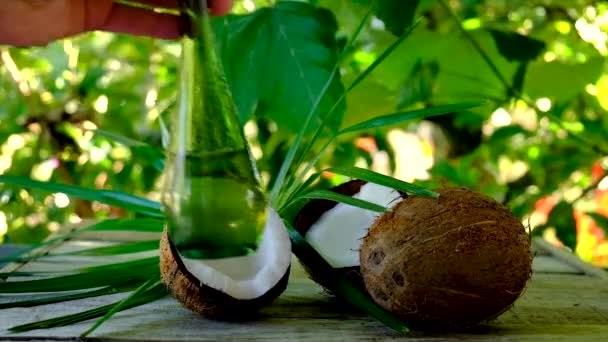 Kokosöl in einer Flasche für Wellness-Behandlungen. Selektiver Fokus. — Stockvideo