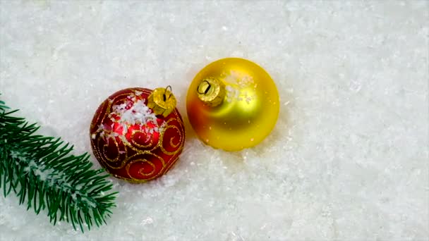 Decoración de Navidad y nieve cayendo. Enfoque selectivo. — Vídeos de Stock