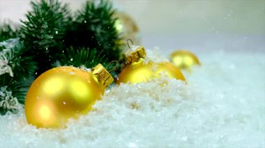 Noel dekoru ve yağan kar. Seçici odak.