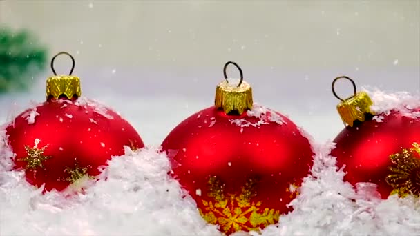 Рождественский декор и падающий снег. Селективный фокус. — стоковое видео