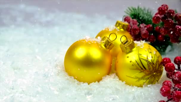 Χριστουγεννιάτικη διακόσμηση και χιόνι που πέφτει. Επιλεκτική εστίαση. — Αρχείο Βίντεο
