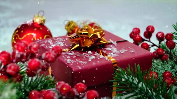 Kerstdecor en vallende sneeuw. Selectieve focus. — Stockvideo