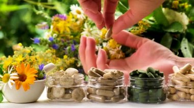 Tıbbi bitkisel özler ve diyet takviyeleri. Seçici odak.