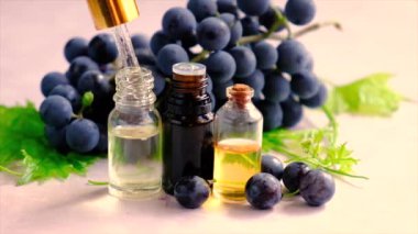 Bir şişe üzüm tohumu yağı. Seçici odak.