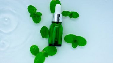 Kozmetik nanesi, su arka planında bir şişede. Seçici odak.