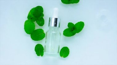 Kozmetik nanesi, su arka planında bir şişede. Seçici odak.