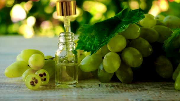 Botella de aceite de semilla de uva. Enfoque selectivo. — Vídeos de Stock
