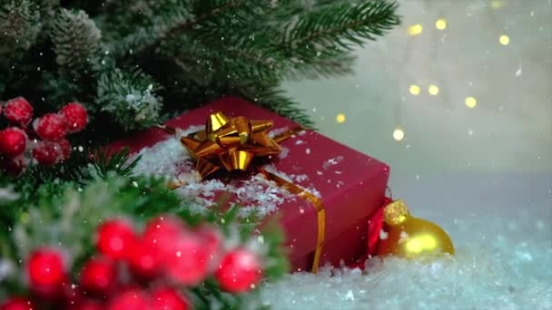 Weihnachtsdekoration und fallender Schnee. Selektiver Fokus. — Stockvideo