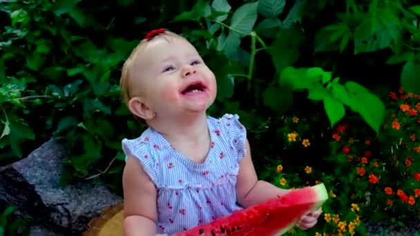Dziecko zjada arbuza na ulicy. Skupienie selektywne. — Wideo stockowe