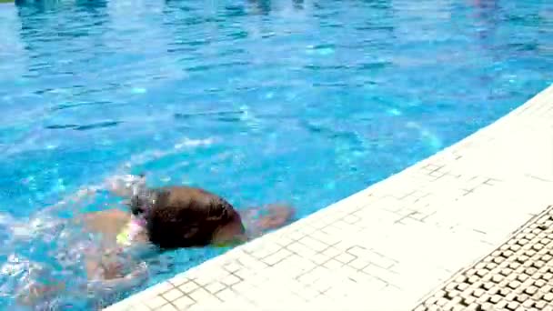 Das Kind taucht in den Pool. Selektiver Fokus. — Stockvideo