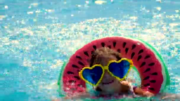 Egy gyerek egy körben úszik a medencében. Szelektív fókusz. — Stock videók