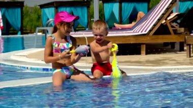 Çocuklar havuza su sıçratıyor. Seçici odak.