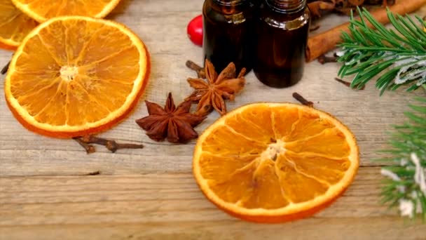 Ätherische Öle zu Weihnachten in Flaschen. Selektiver Fokus. — Stockvideo