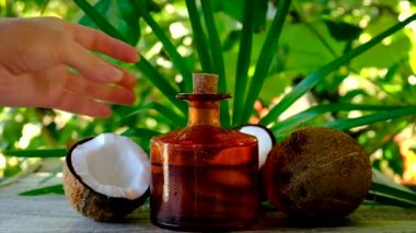 Spa tedavisi için şişedeki hindistan cevizi yağı. Seçici odak.