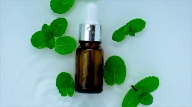 Kozmetik nanesi, su arka planında bir şişede. Seçici odak.